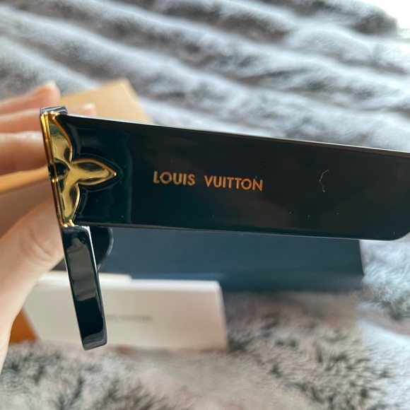 Authentic Louis Vuitton Flower Edge Round Sunglasses - Picture 4 of 14